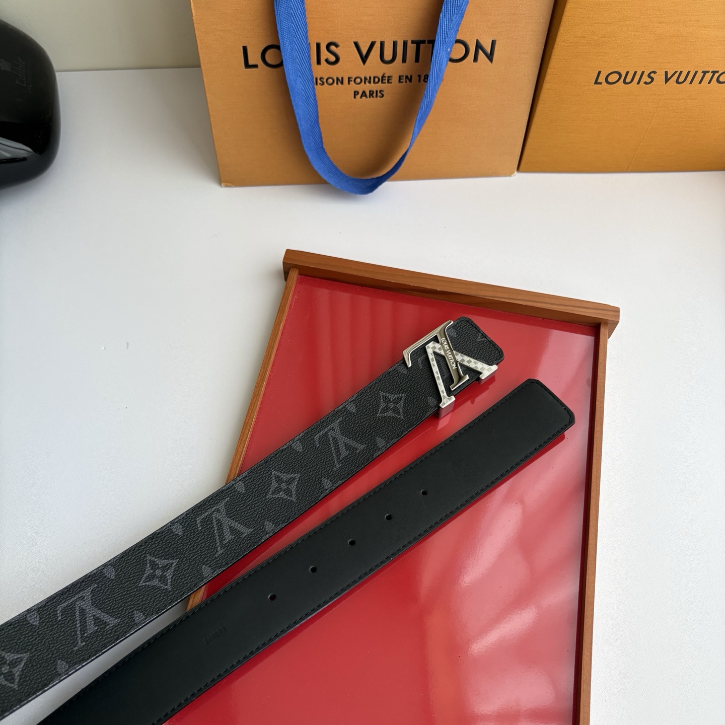 LOUIS VUITTON经典原单品质，一面经典印花一面原版皮底，搭配原单精品钢扣，精工制作，细节看图，实物拍摄，高端奢