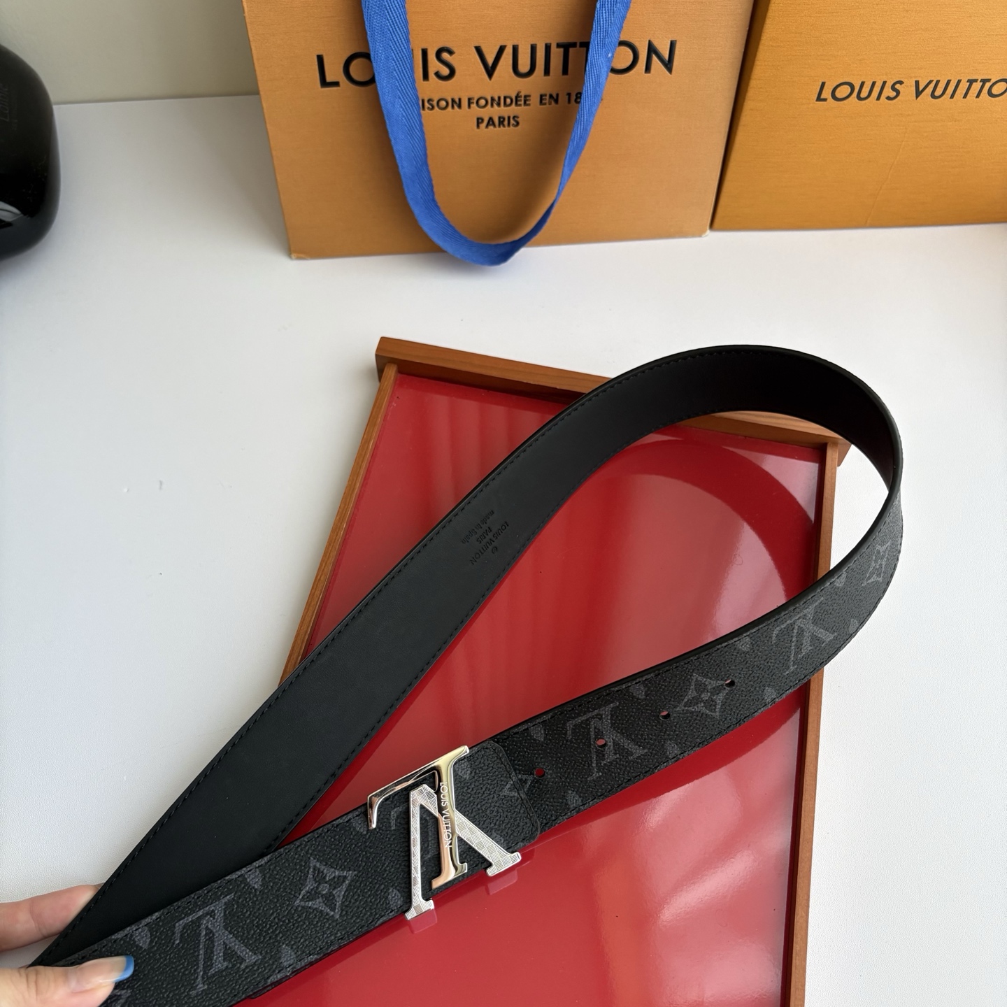 LOUIS VUITTON经典原单品质，一面经典印花一面原版皮底，搭配原单精品钢扣，精工制作，细节看图，实物拍摄，高端奢
