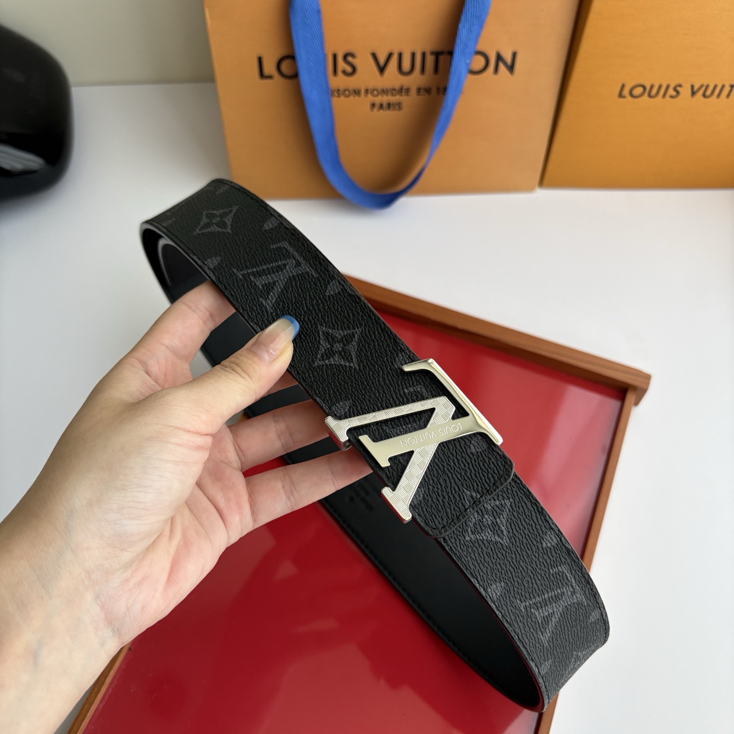 LOUIS VUITTON经典原单品质，一面经典印花一面原版皮底，搭配原单精品钢扣，精工制作，细节看图，实物拍摄，高端奢
