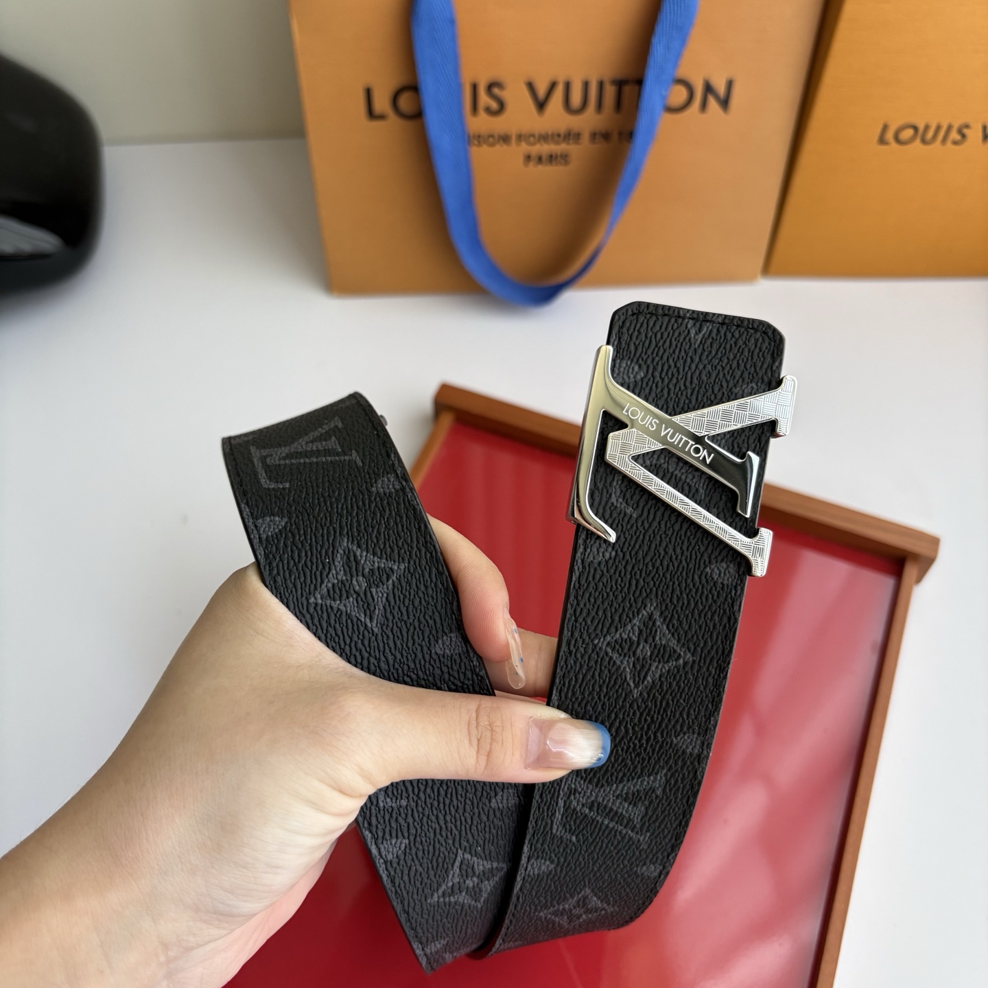 LOUIS VUITTON经典原单品质，一面经典印花一面原版皮底，搭配原单精品钢扣，精工制作，细节看图，实物拍摄，高端奢