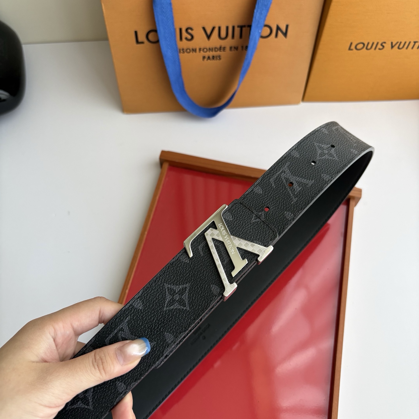 LOUIS VUITTON经典原单品质，一面经典印花一面原版皮底，搭配原单精品钢扣，精工制作，细节看图，实物拍摄，高端奢