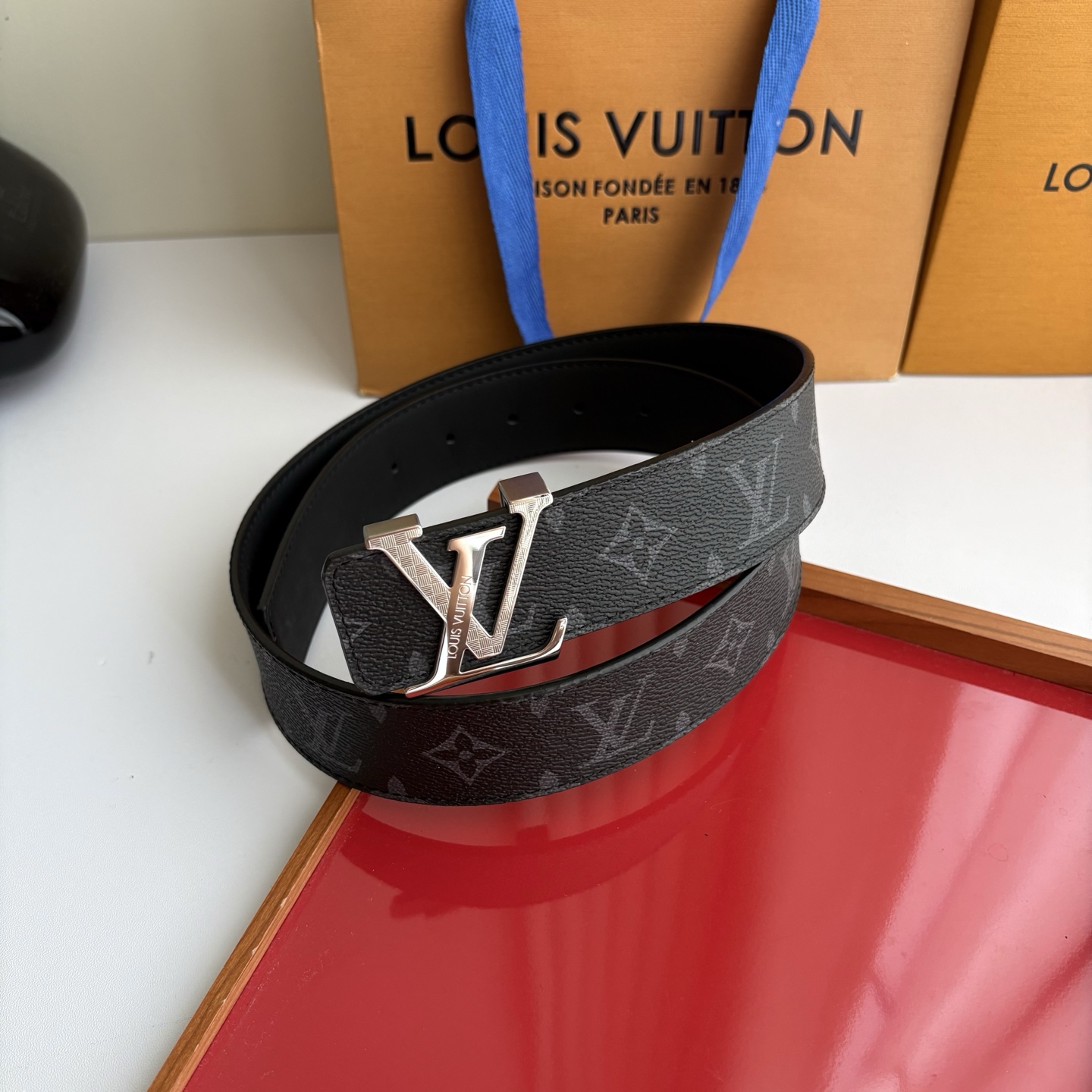 LOUIS VUITTON经典原单品质，一面经典印花一面原版皮底，搭配原单精品钢扣，精工制作，细节看图，实物拍摄，高端奢
