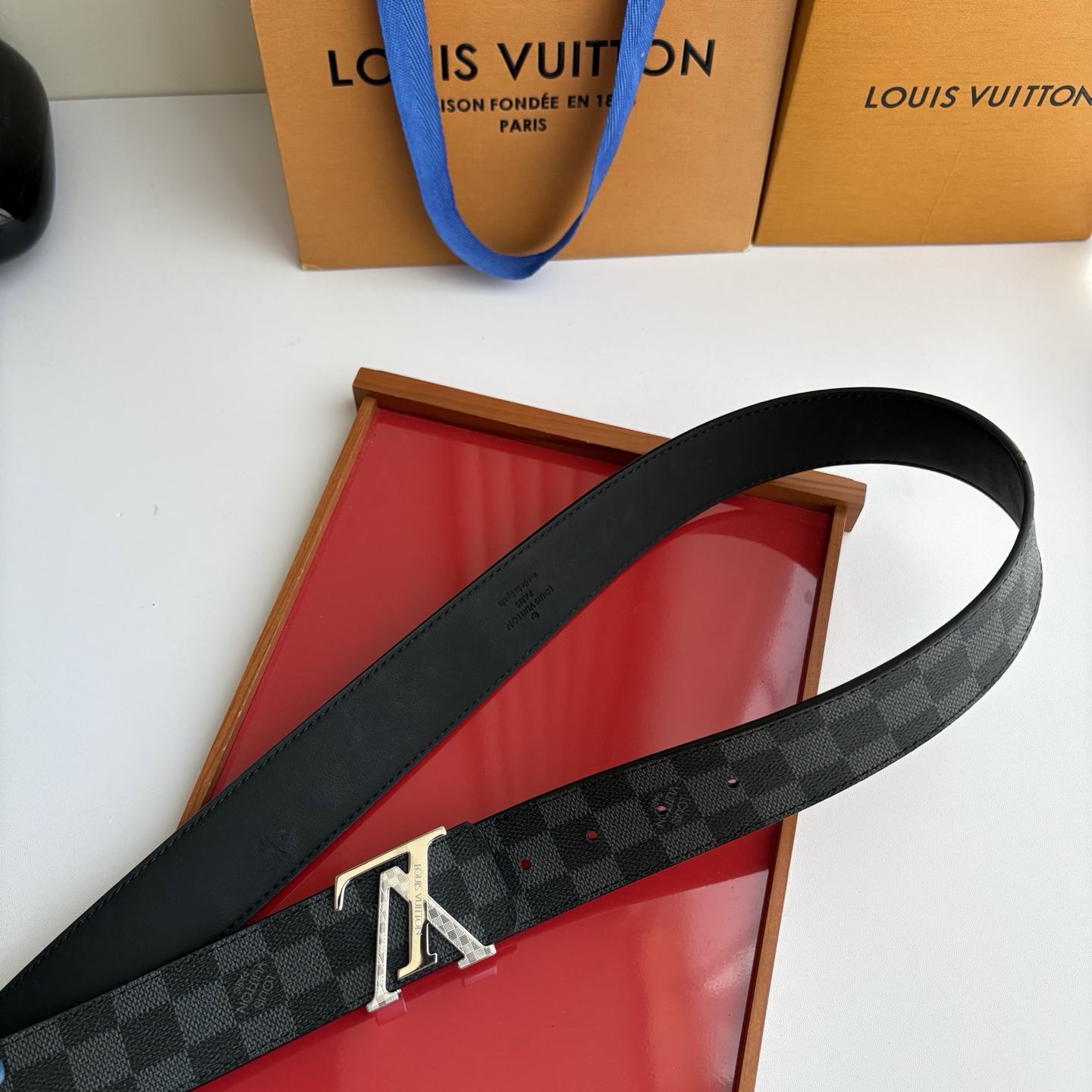 LOUIS VUITTON经典原单品质，一面经典印花一面原版皮底，搭配原单精品钢扣，精工制作，细节看图，实物拍摄，高端奢