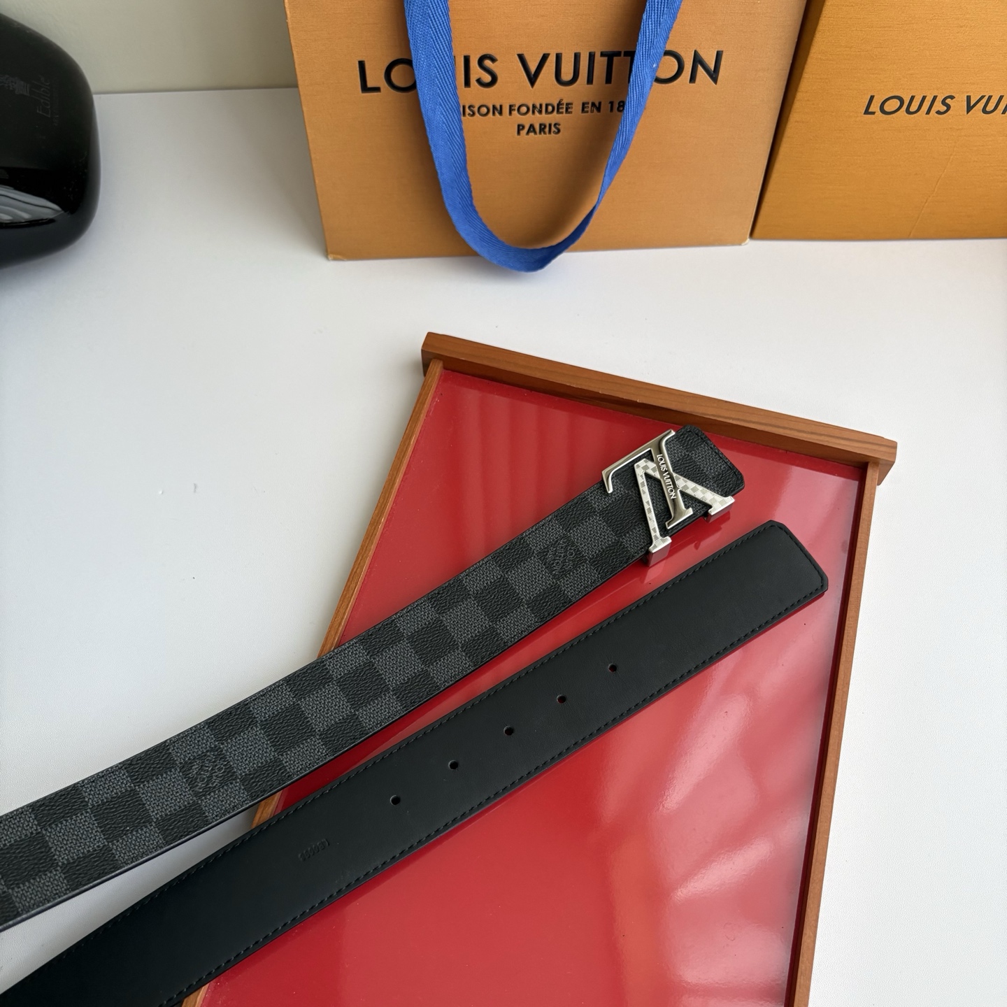LOUIS VUITTON经典原单品质，一面经典印花一面原版皮底，搭配原单精品钢扣，精工制作，细节看图，实物拍摄，高端奢