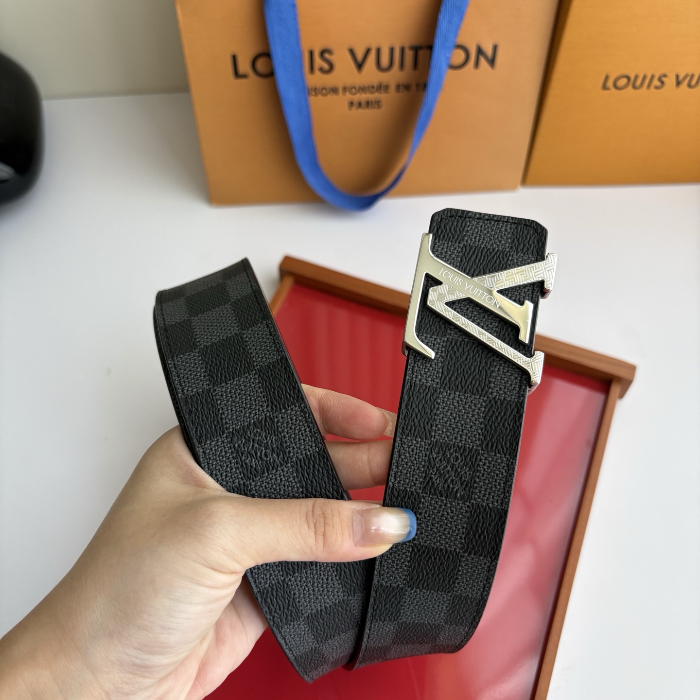 LOUIS VUITTON经典原单品质，一面经典印花一面原版皮底，搭配原单精品钢扣，精工制作，细节看图，实物拍摄，高端奢