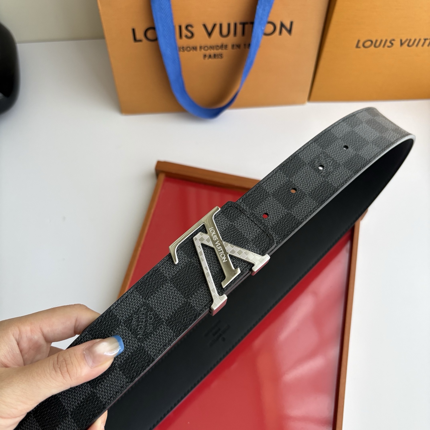 LOUIS VUITTON经典原单品质，一面经典印花一面原版皮底，搭配原单精品钢扣，精工制作，细节看图，实物拍摄，高端奢