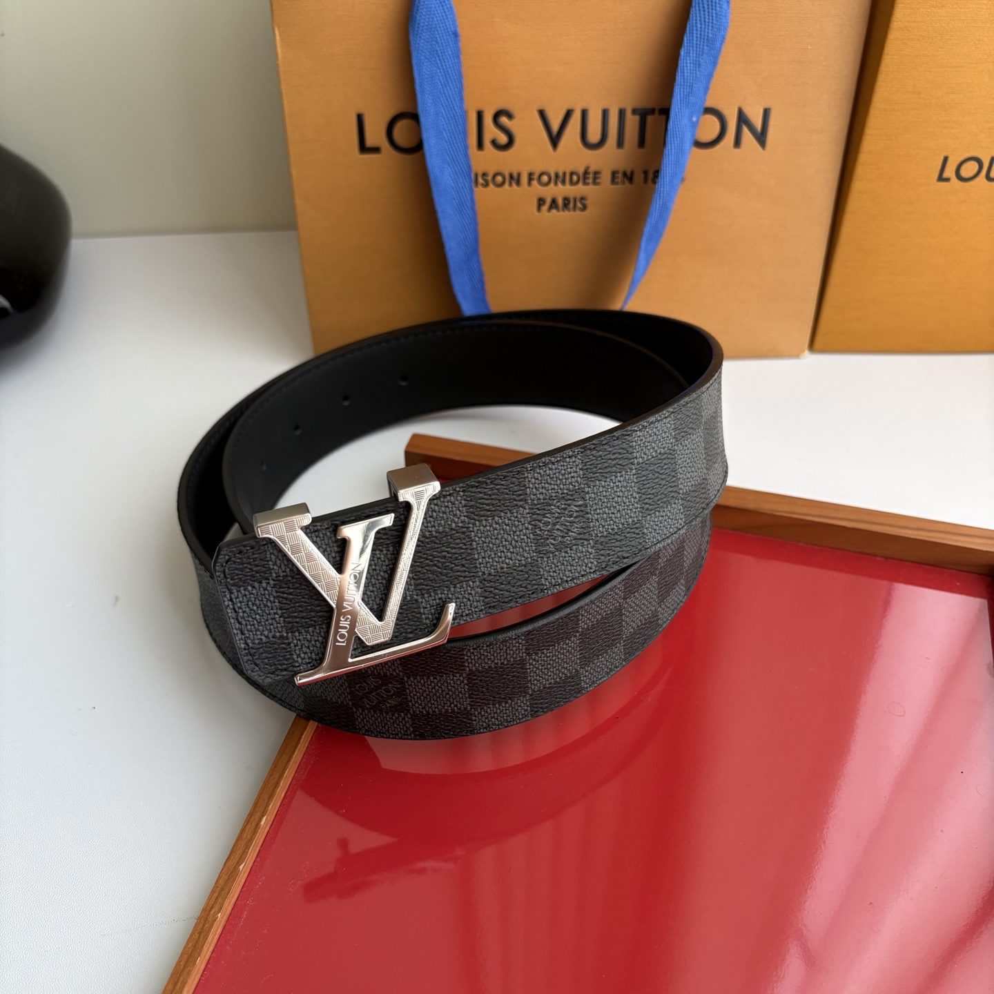 LOUIS VUITTON经典原单品质，一面经典印花一面原版皮底，搭配原单精品钢扣，精工制作，细节看图，实物拍摄，高端奢