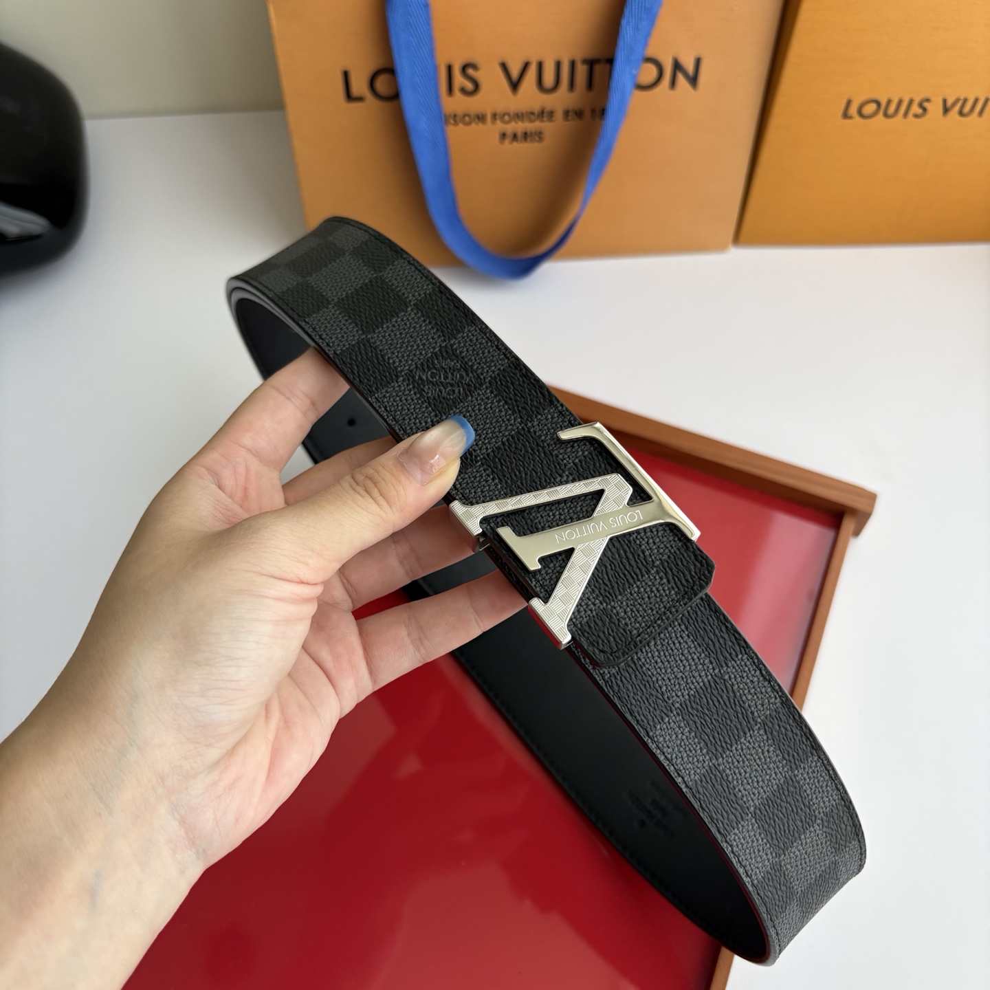 LOUIS VUITTON经典原单品质，一面经典印花一面原版皮底，搭配原单精品钢扣，精工制作，细节看图，实物拍摄，高端奢