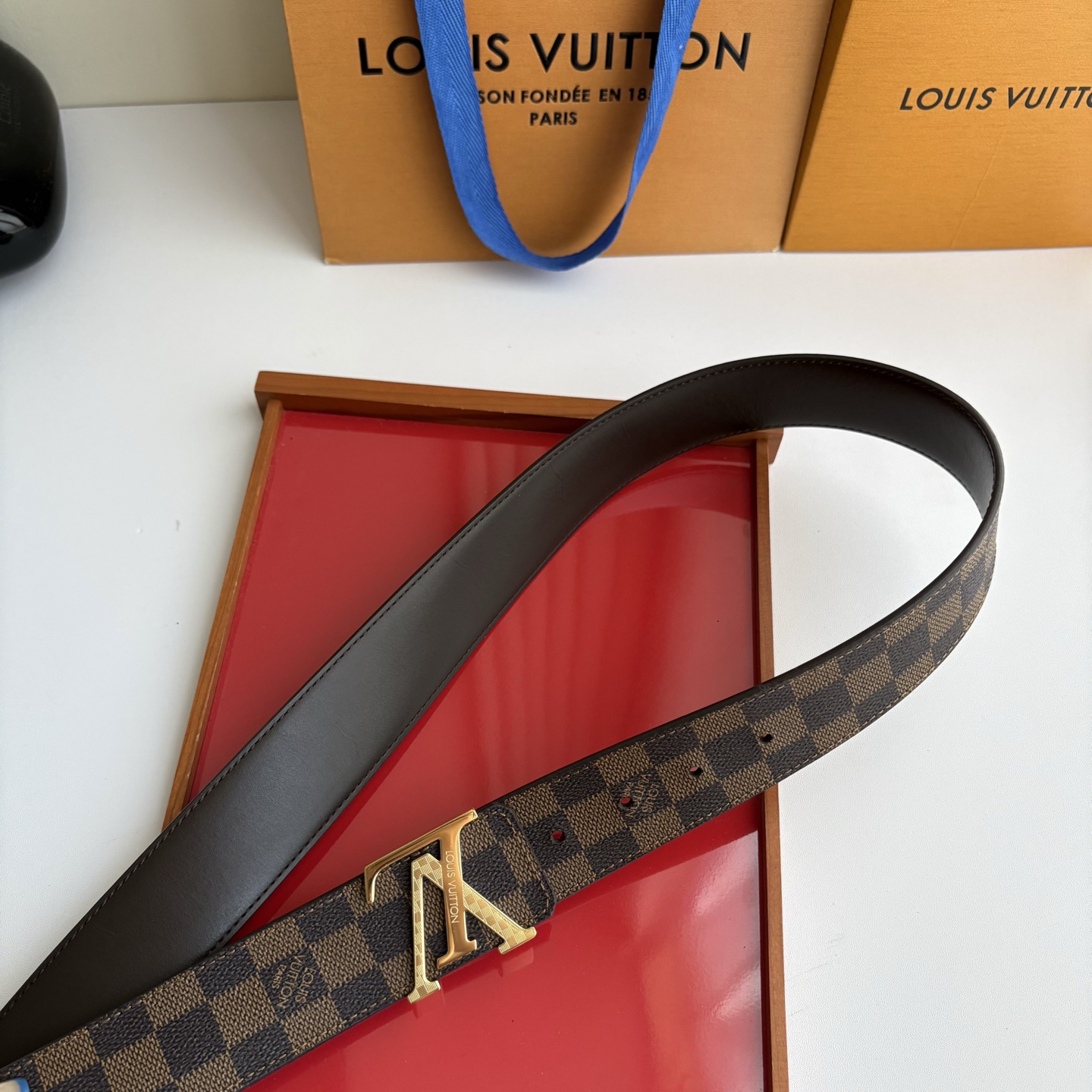 LOUIS VUITTON经典原单品质，一面经典印花一面原版皮底，搭配原单精品钢扣，精工制作，细节看图，实物拍摄，高端奢