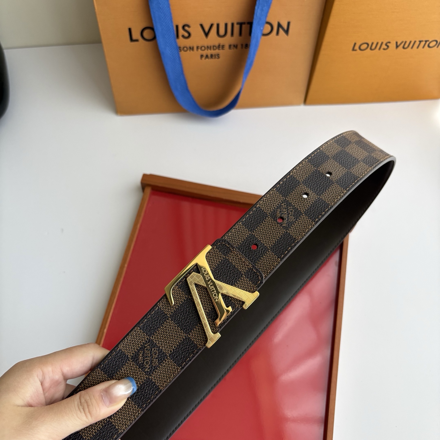 LOUIS VUITTON经典原单品质，一面经典印花一面原版皮底，搭配原单精品钢扣，精工制作，细节看图，实物拍摄，高端奢