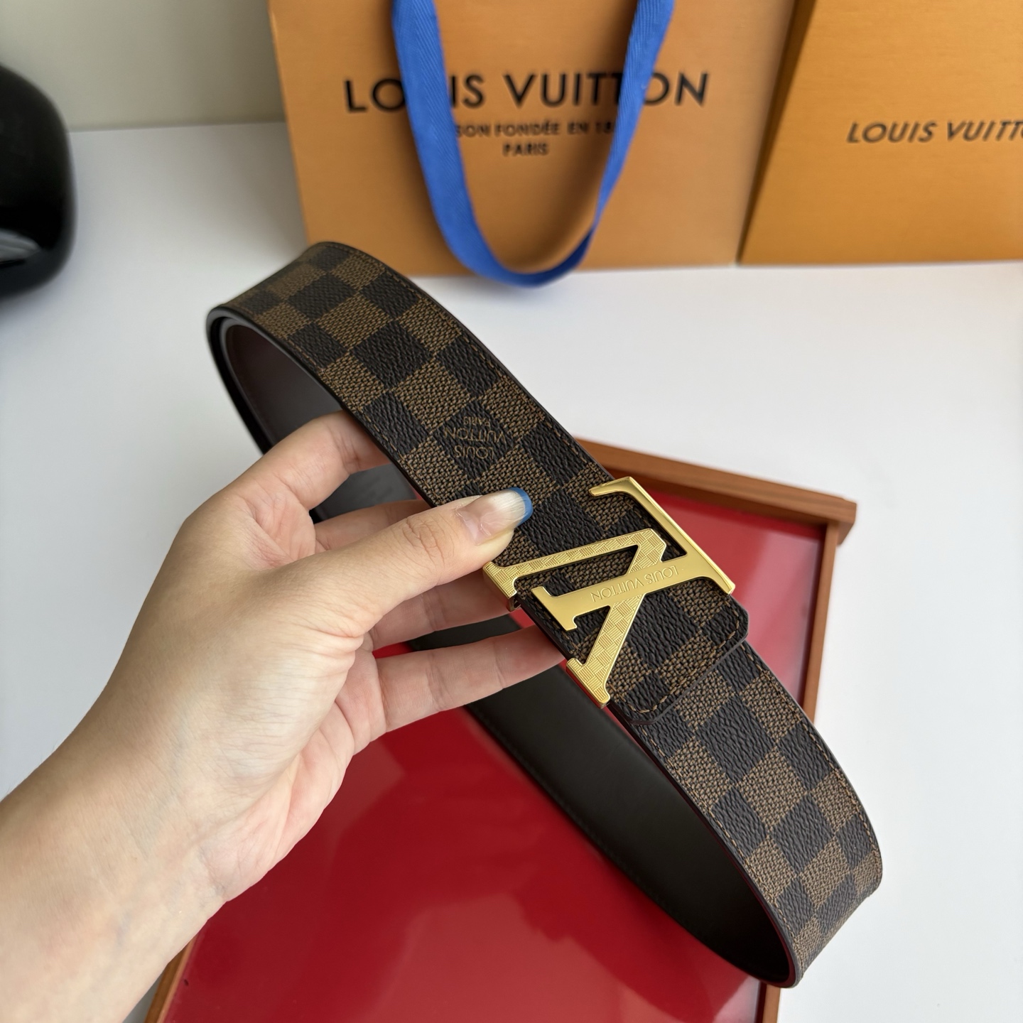 LOUIS VUITTON经典原单品质，一面经典印花一面原版皮底，搭配原单精品钢扣，精工制作，细节看图，实物拍摄，高端奢