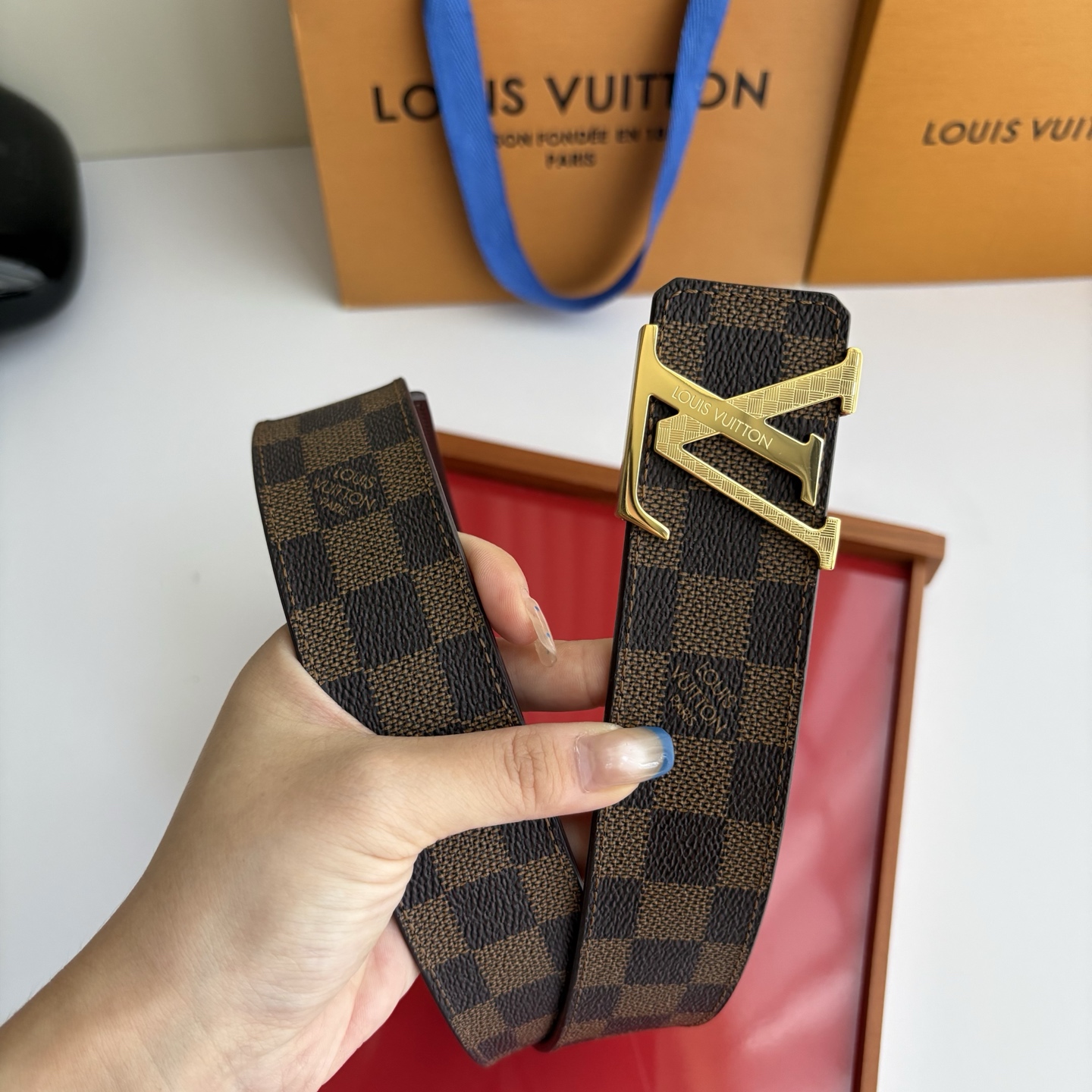 LOUIS VUITTON经典原单品质，一面经典印花一面原版皮底，搭配原单精品钢扣，精工制作，细节看图，实物拍摄，高端奢