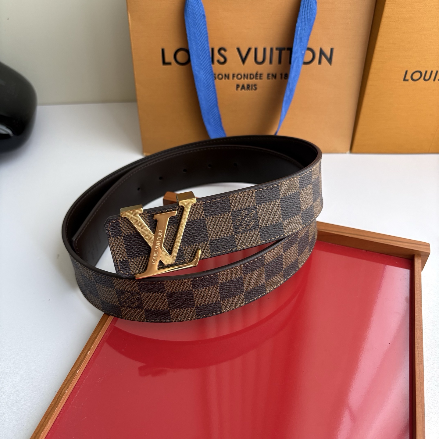 LOUIS VUITTON经典原单品质，一面经典印花一面原版皮底，搭配原单精品钢扣，精工制作，细节看图，实物拍摄，高端奢