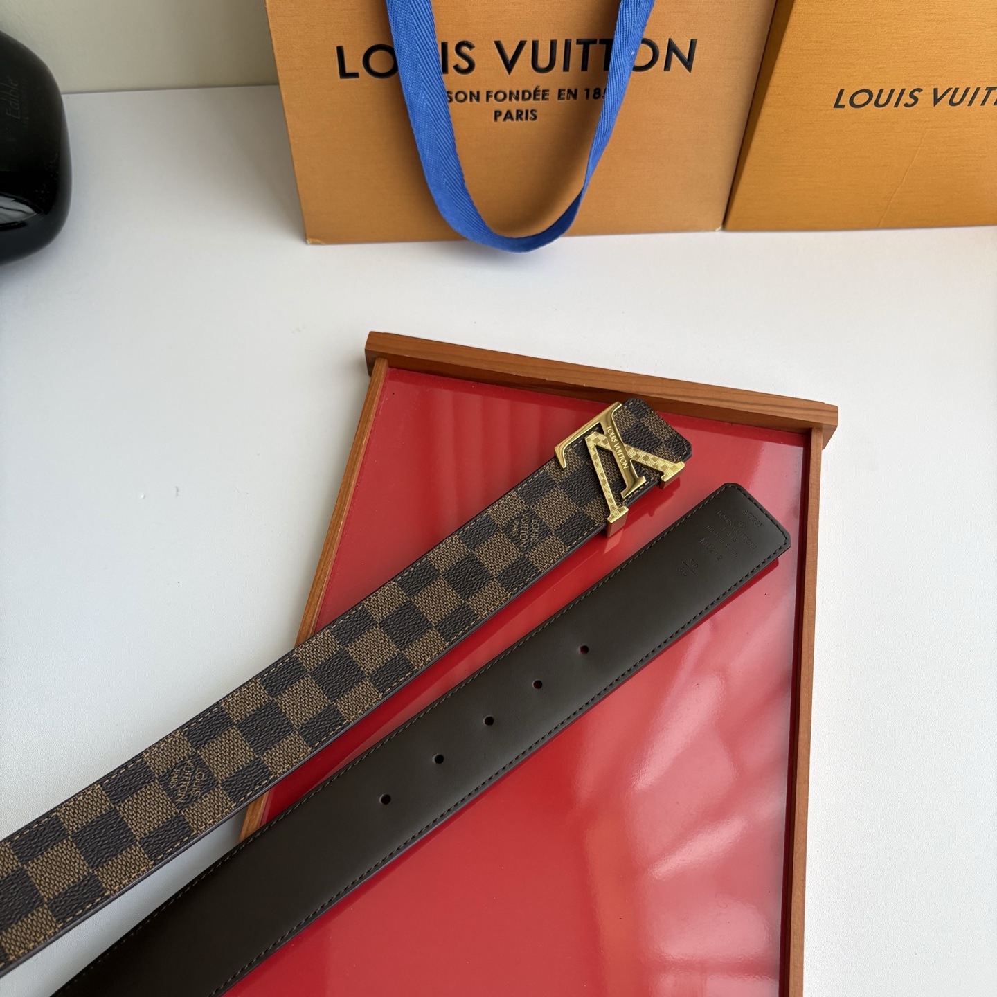 LOUIS VUITTON经典原单品质，一面经典印花一面原版皮底，搭配原单精品钢扣，精工制作，细节看图，实物拍摄，高端奢