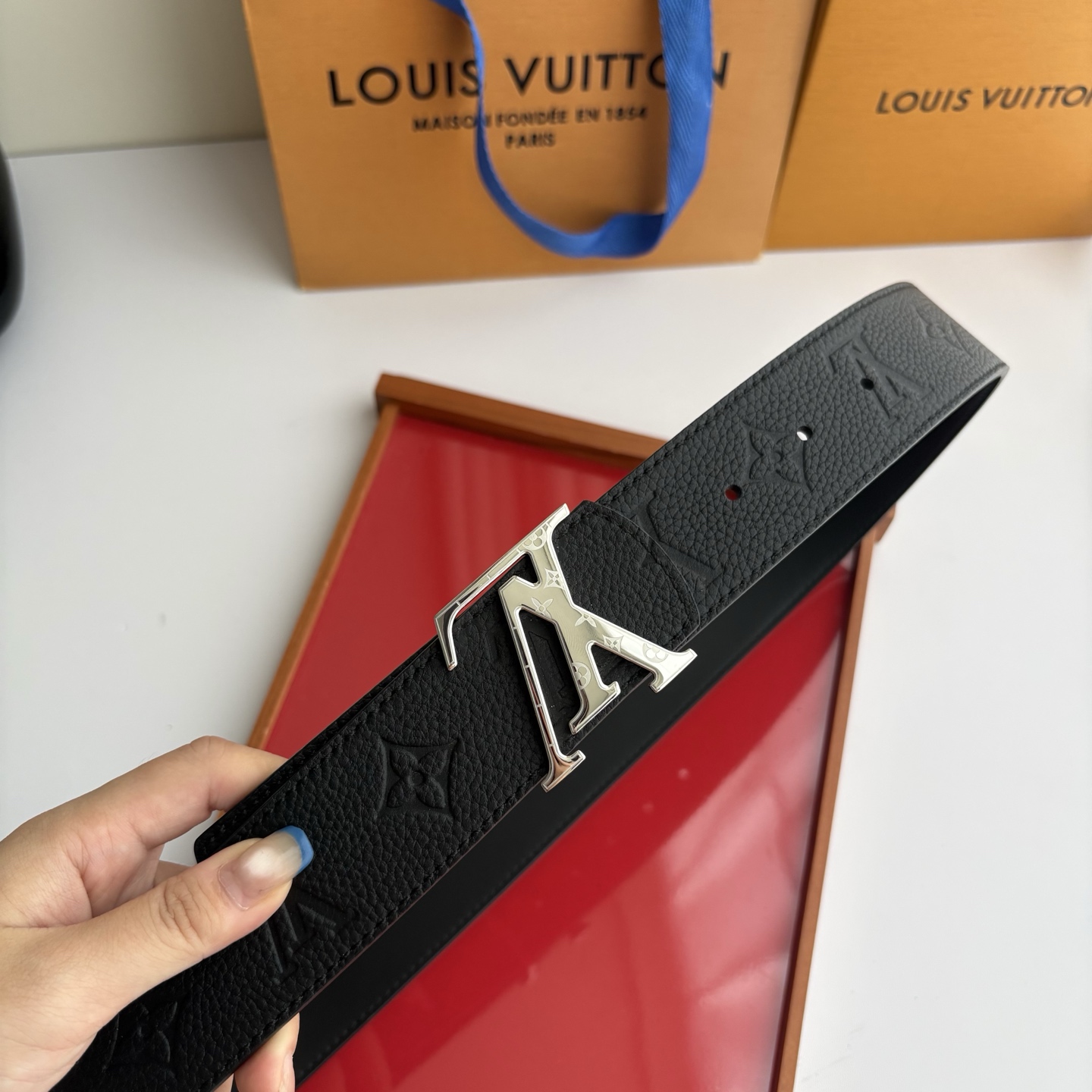 LOUIS VUITTON经典原单品质，一面经典压花一面原版皮底，搭配原单精品挂扣，精工制作，细节看图，实物拍摄，高端奢
