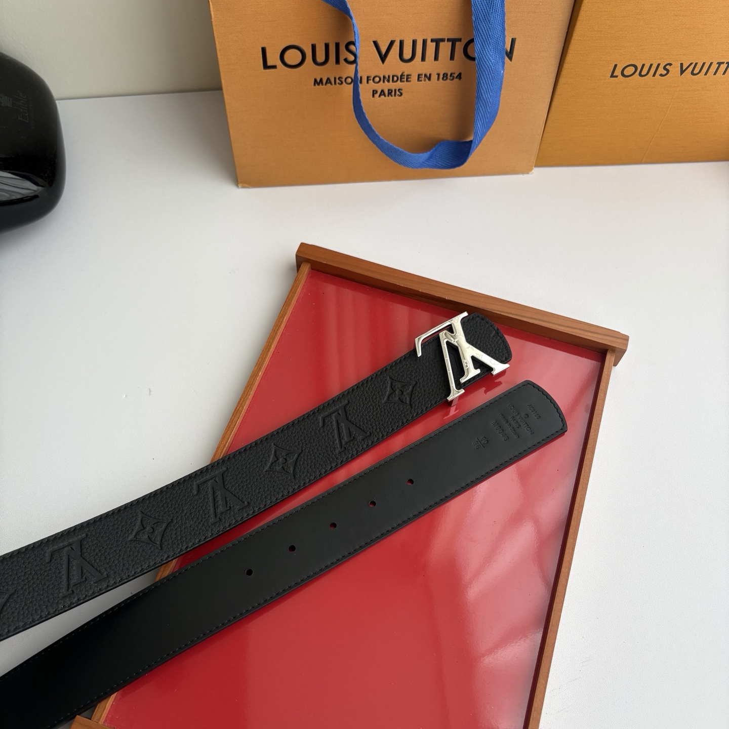 LOUIS VUITTON经典原单品质，一面经典压花一面原版皮底，搭配原单精品挂扣，精工制作，细节看图，实物拍摄，高端奢