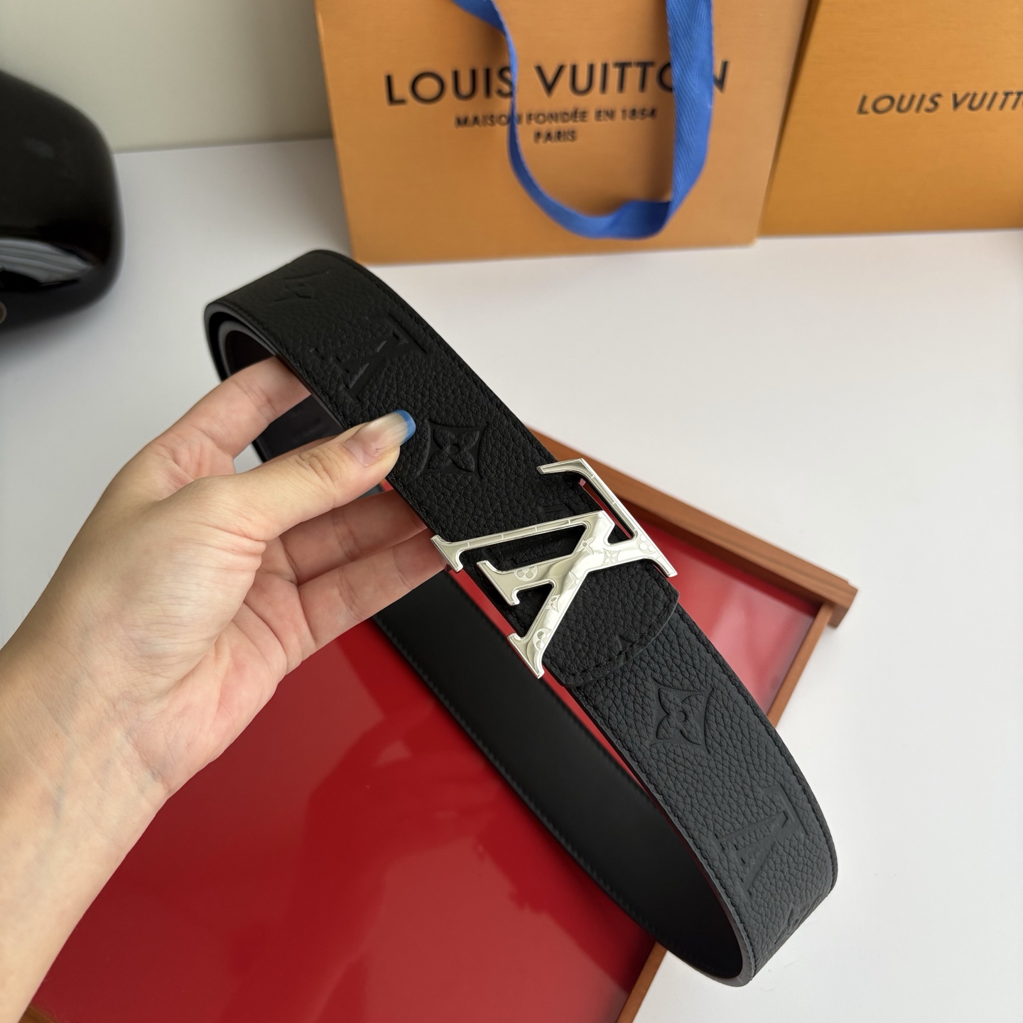 LOUIS VUITTON经典原单品质，一面经典压花一面原版皮底，搭配原单精品挂扣，精工制作，细节看图，实物拍摄，高端奢