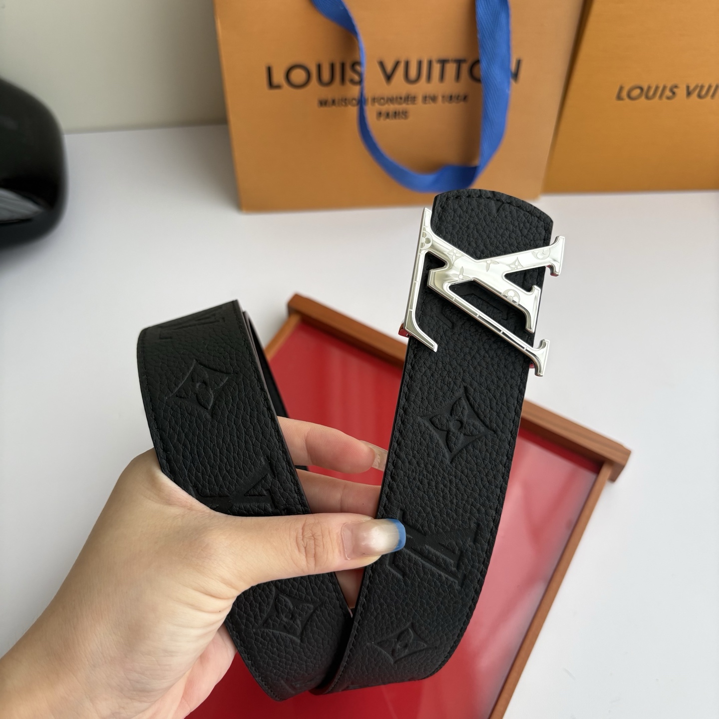 LOUIS VUITTON经典原单品质，一面经典压花一面原版皮底，搭配原单精品挂扣，精工制作，细节看图，实物拍摄，高端奢