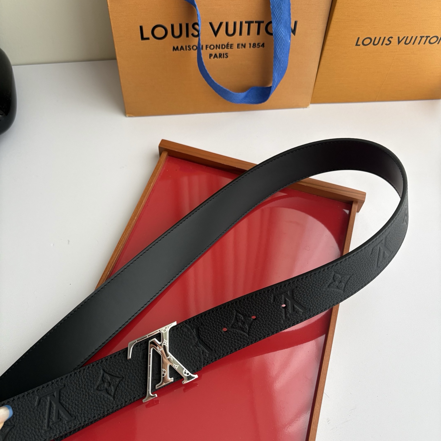 LOUIS VUITTON经典原单品质，一面经典压花一面原版皮底，搭配原单精品挂扣，精工制作，细节看图，实物拍摄，高端奢