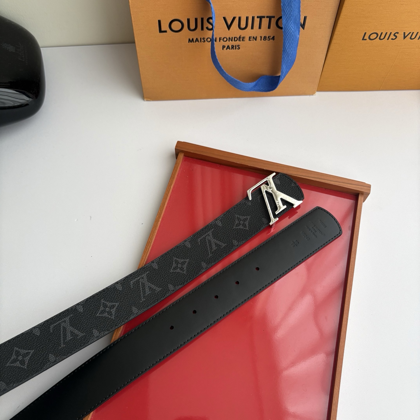 LOUIS VUITTON经典原单品质，一面经典印花一面原版皮底，搭配原单精品挂扣，精工制作，细节看图，实物拍摄，高端奢