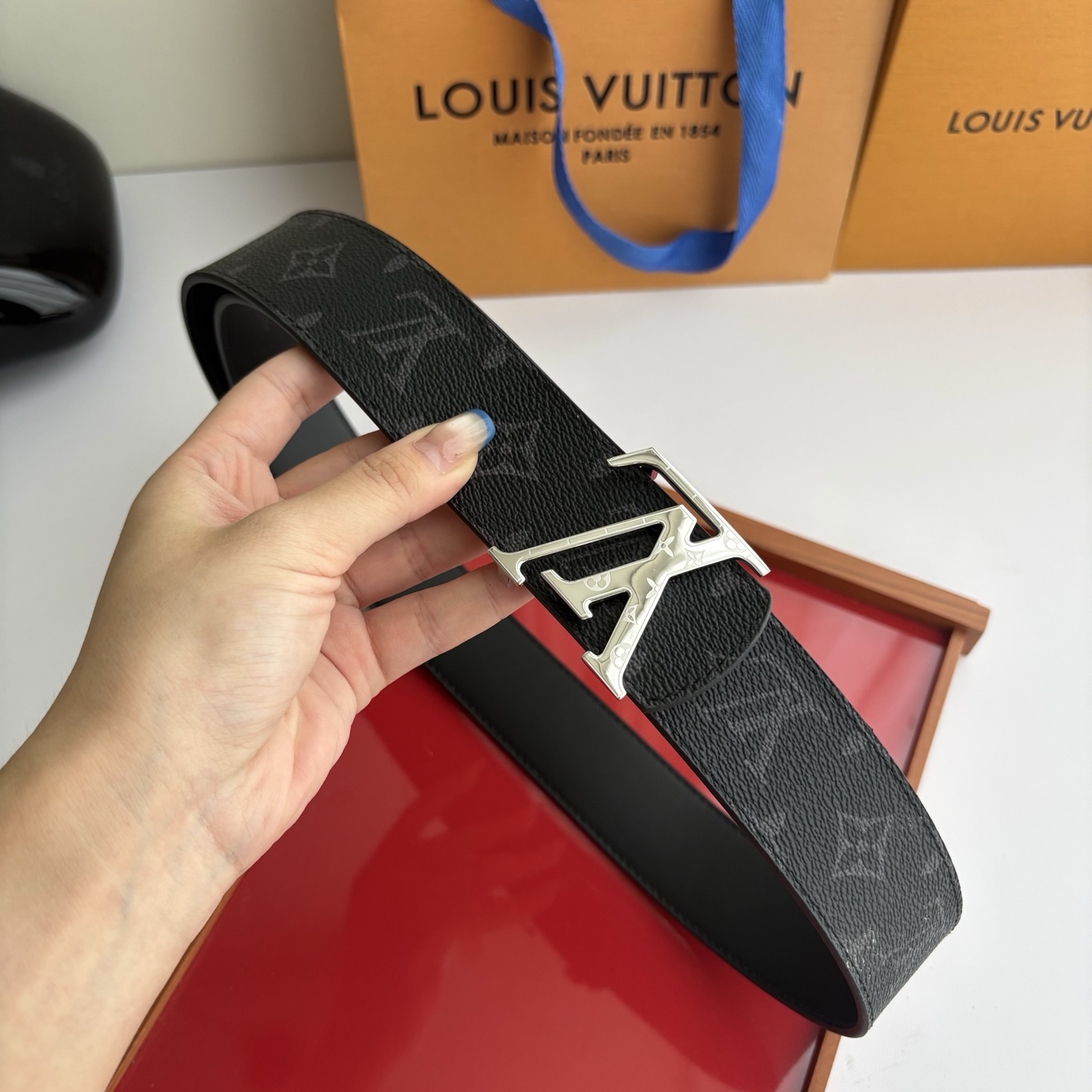 LOUIS VUITTON经典原单品质，一面经典印花一面原版皮底，搭配原单精品挂扣，精工制作，细节看图，实物拍摄，高端奢