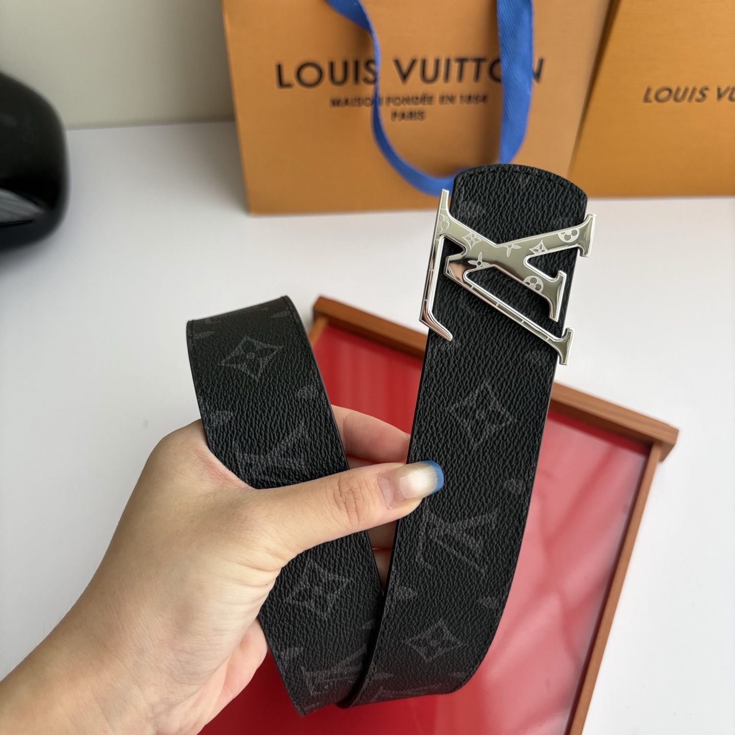 LOUIS VUITTON经典原单品质，一面经典印花一面原版皮底，搭配原单精品挂扣，精工制作，细节看图，实物拍摄，高端奢