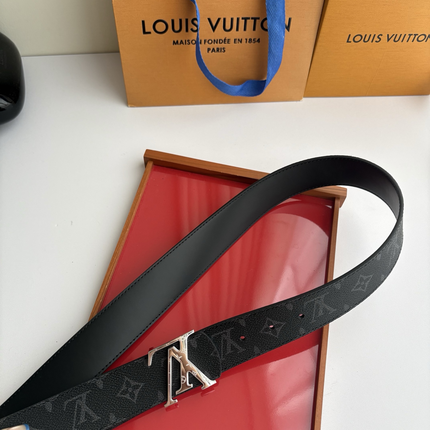 LOUIS VUITTON经典原单品质，一面经典印花一面原版皮底，搭配原单精品挂扣，精工制作，细节看图，实物拍摄，高端奢