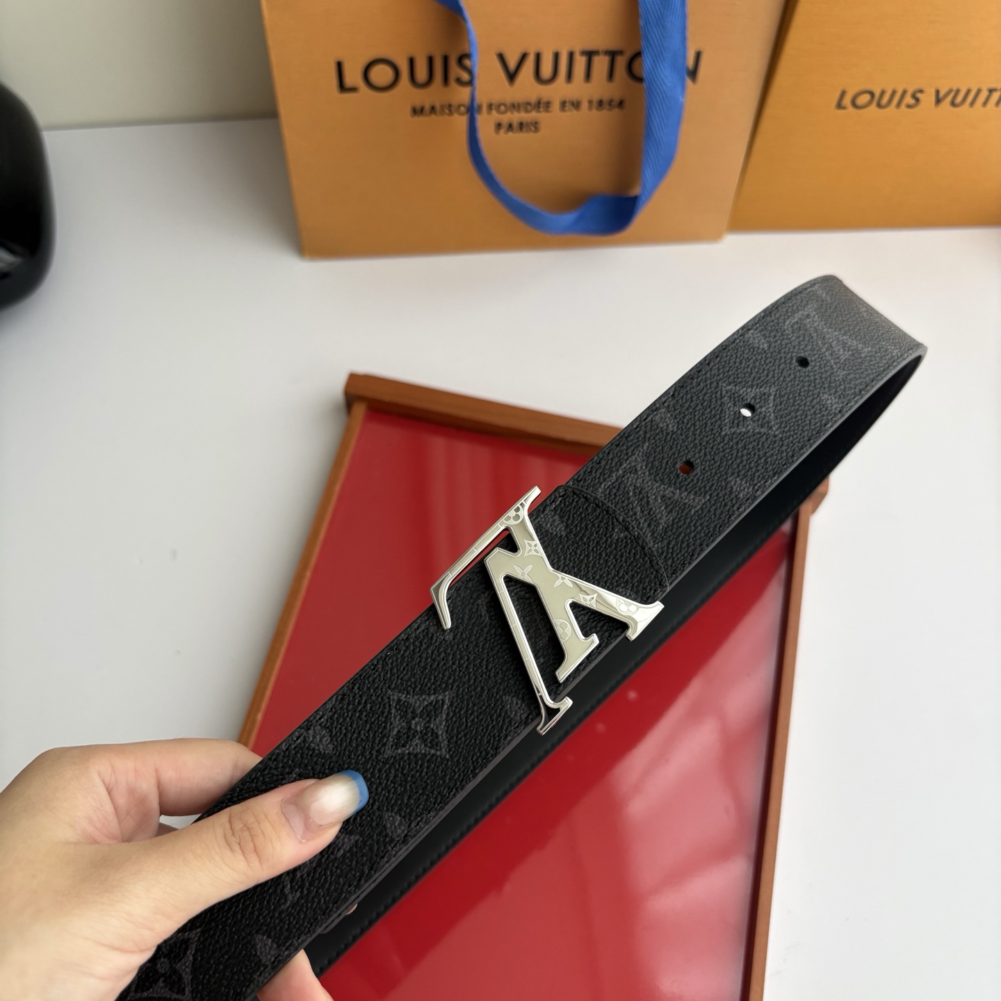 LOUIS VUITTON经典原单品质，一面经典印花一面原版皮底，搭配原单精品挂扣，精工制作，细节看图，实物拍摄，高端奢