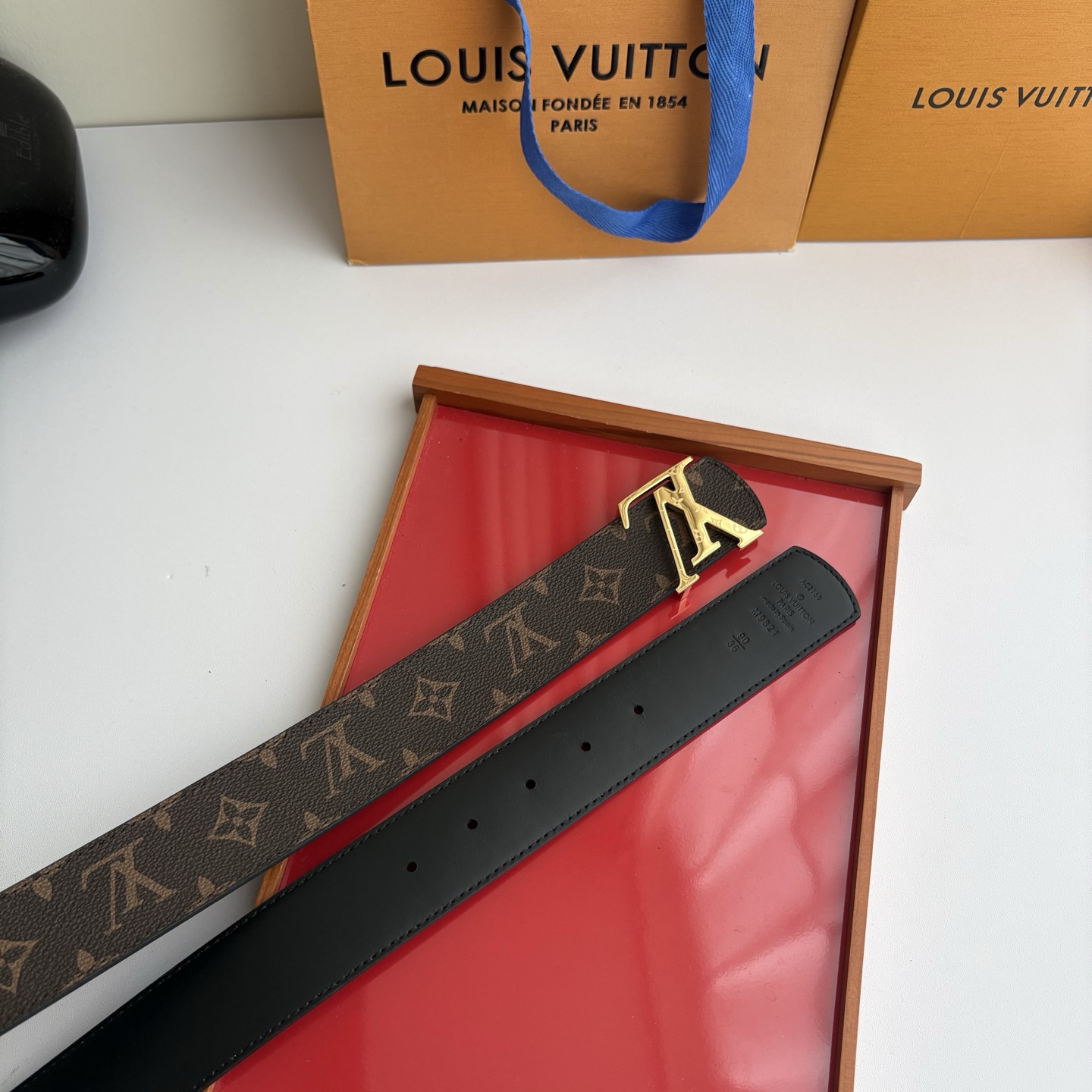 LOUIS VUITTON经典原单品质，一面经典印花一面原版皮底，搭配原单精品挂扣，精工制作，细节看图，实物拍摄，高端奢
