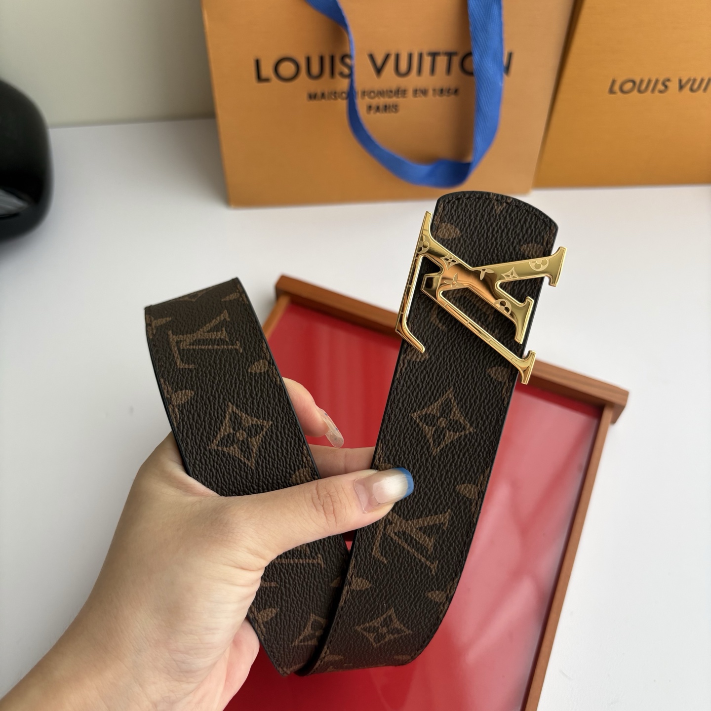LOUIS VUITTON经典原单品质，一面经典印花一面原版皮底，搭配原单精品挂扣，精工制作，细节看图，实物拍摄，高端奢