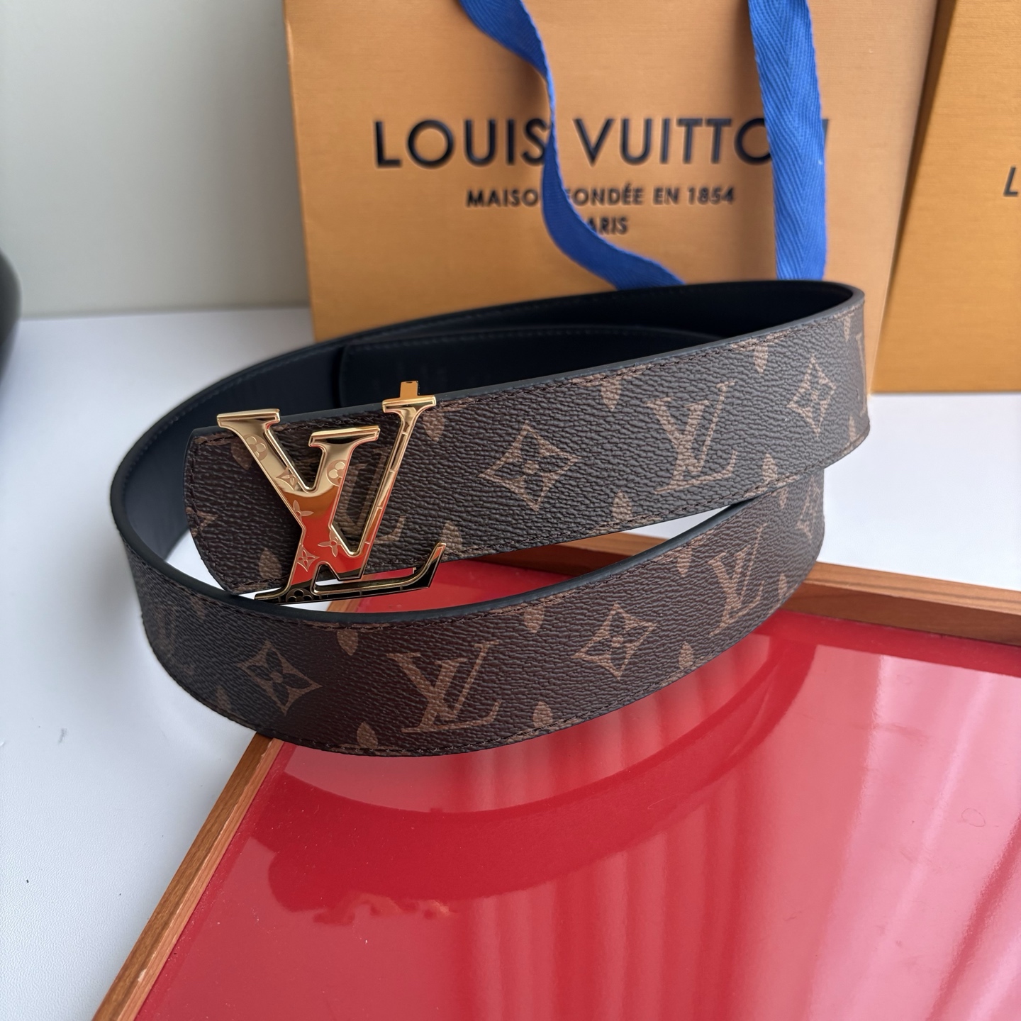LOUIS VUITTON经典原单品质,一面经典印花一面原版皮底,搭配原单精品挂扣,精工制作,细节看图,实物拍摄,高端奢 LOUIS VUITTON经典原单品质,一面经典印花一面原版皮底,搭配原单精品挂扣,精工制作,细节看图,实物拍摄,高端奢