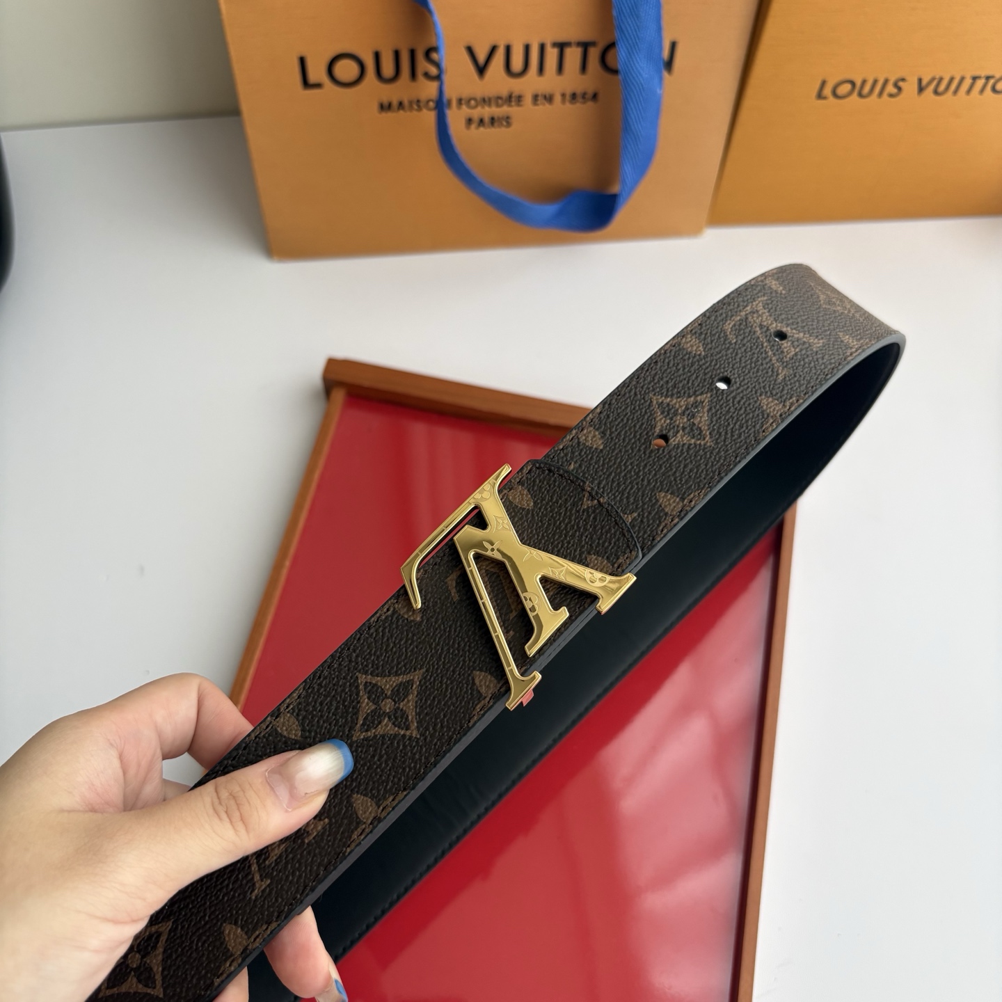 LOUIS VUITTON经典原单品质，一面经典印花一面原版皮底，搭配原单精品挂扣，精工制作，细节看图，实物拍摄，高端奢