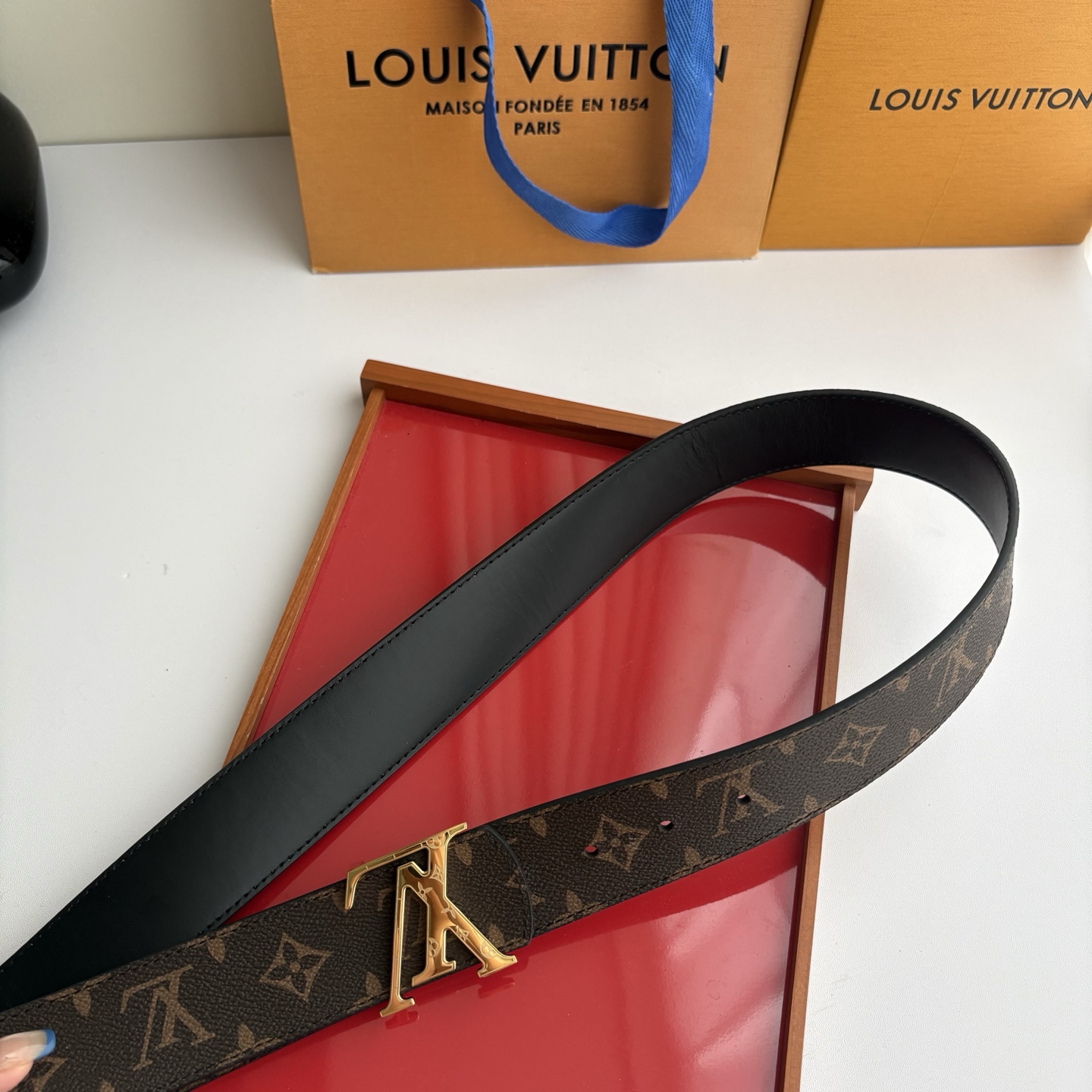 LOUIS VUITTON经典原单品质，一面经典印花一面原版皮底，搭配原单精品挂扣，精工制作，细节看图，实物拍摄，高端奢