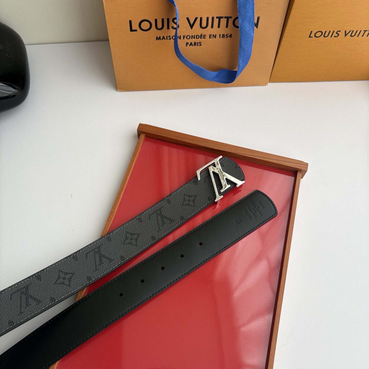 LOUIS VUITTON经典原单品质，一面经典印花一面原版皮底，搭配原单精品挂扣，精工制作，细节看图，实物拍摄，高端奢