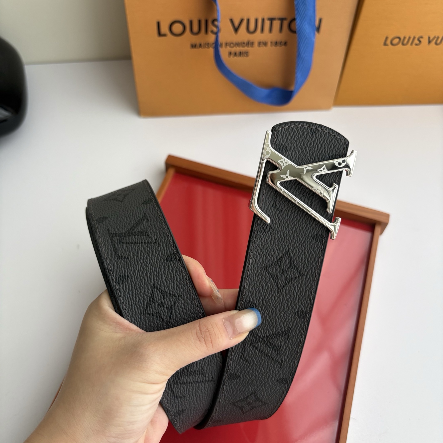 LOUIS VUITTON经典原单品质，一面经典印花一面原版皮底，搭配原单精品挂扣，精工制作，细节看图，实物拍摄，高端奢