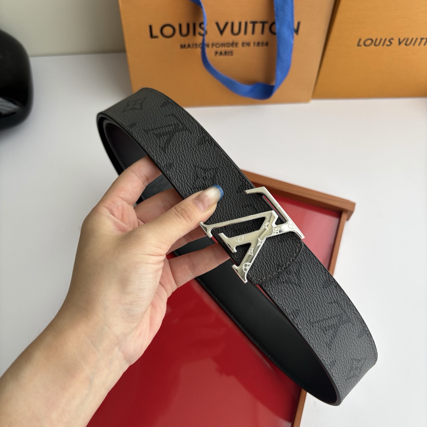 LOUIS VUITTON经典原单品质，一面经典印花一面原版皮底，搭配原单精品挂扣，精工制作，细节看图，实物拍摄，高端奢