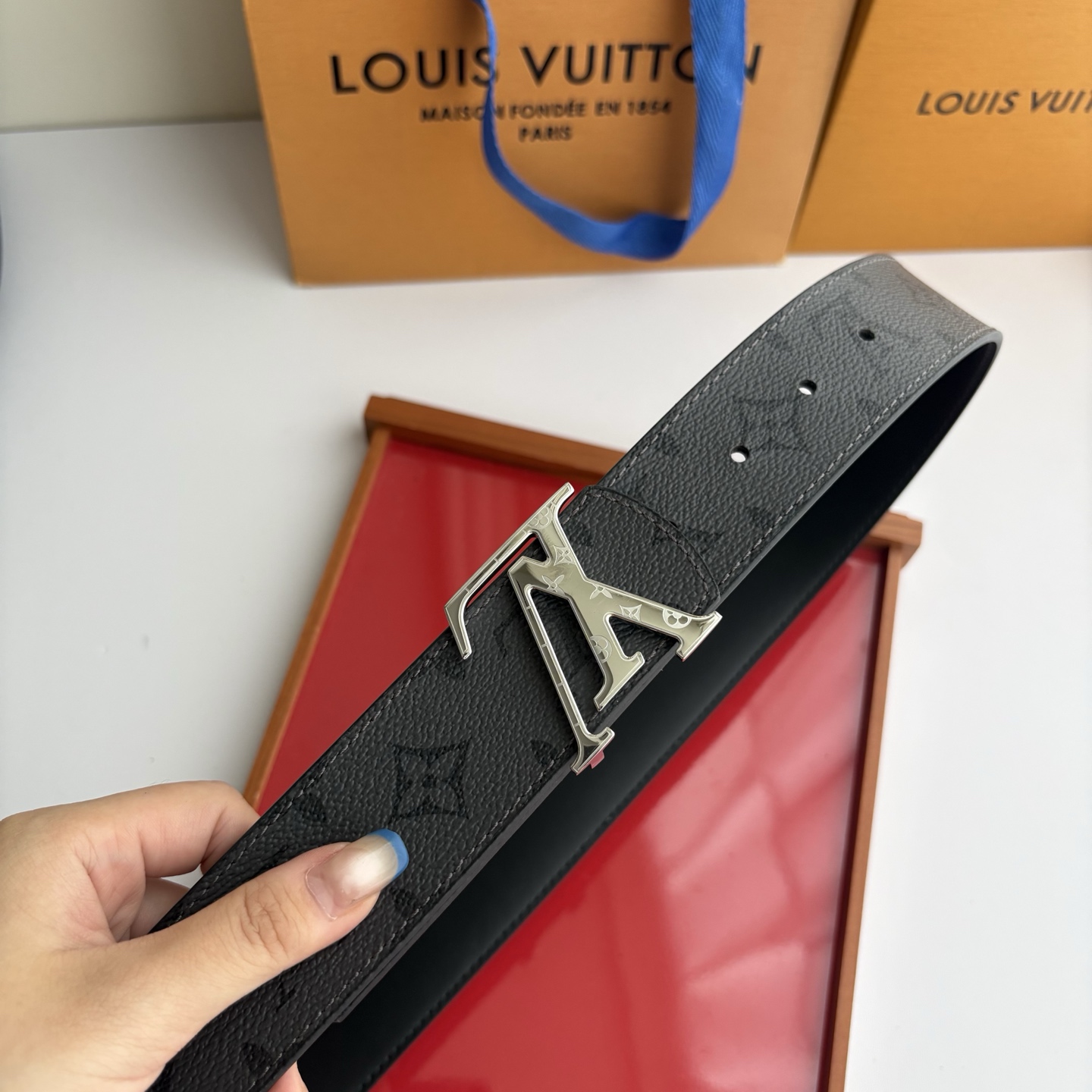 LOUIS VUITTON经典原单品质，一面经典印花一面原版皮底，搭配原单精品挂扣，精工制作，细节看图，实物拍摄，高端奢