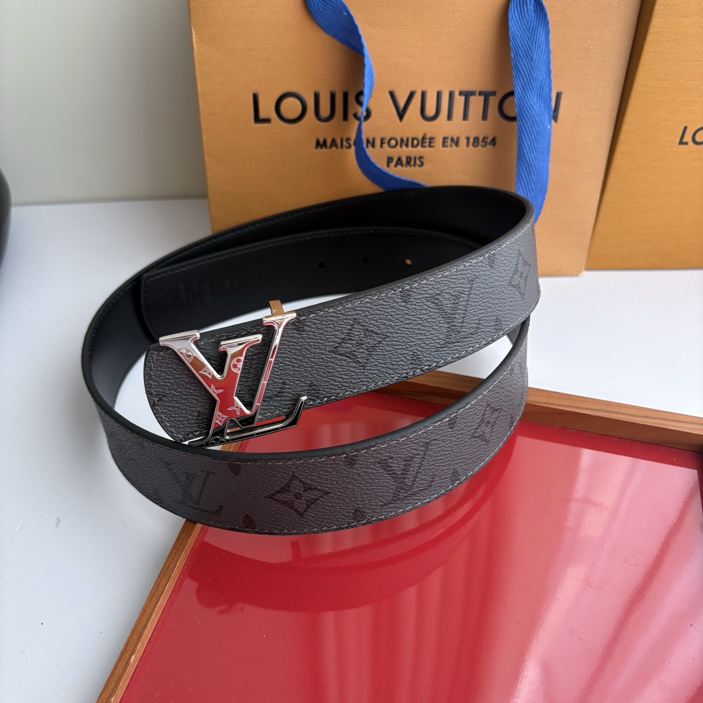 LOUIS VUITTON经典原单品质,一面经典印花一面原版皮底,搭配原单精品挂扣,精工制作,细节看图,实物拍摄,高端奢 LOUIS VUITTON经典原单品质,一面经典印花一面原版皮底,搭配原单精品挂扣,精工制作,细节看图,实物拍摄,高端奢