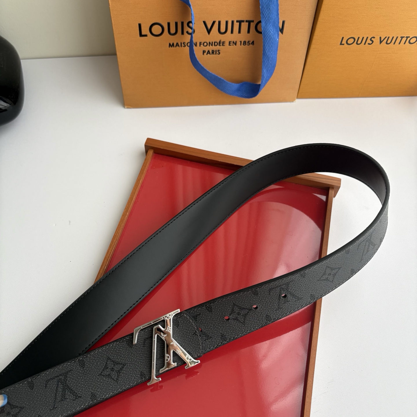 LOUIS VUITTON经典原单品质，一面经典印花一面原版皮底，搭配原单精品挂扣，精工制作，细节看图，实物拍摄，高端奢