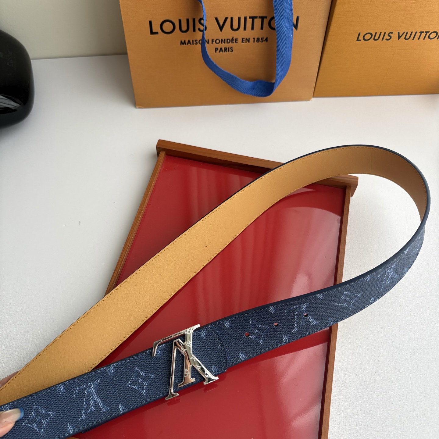 LOUIS VUITTON经典原单品质，一面经典印花一面原版皮底，搭配原单精品挂扣，精工制作，细节看图，实物拍摄，高端奢