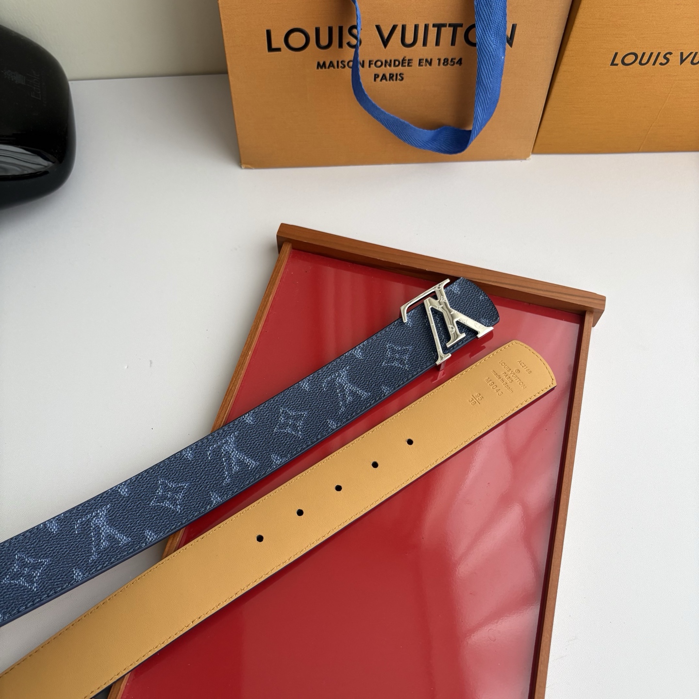 LOUIS VUITTON经典原单品质，一面经典印花一面原版皮底，搭配原单精品挂扣，精工制作，细节看图，实物拍摄，高端奢