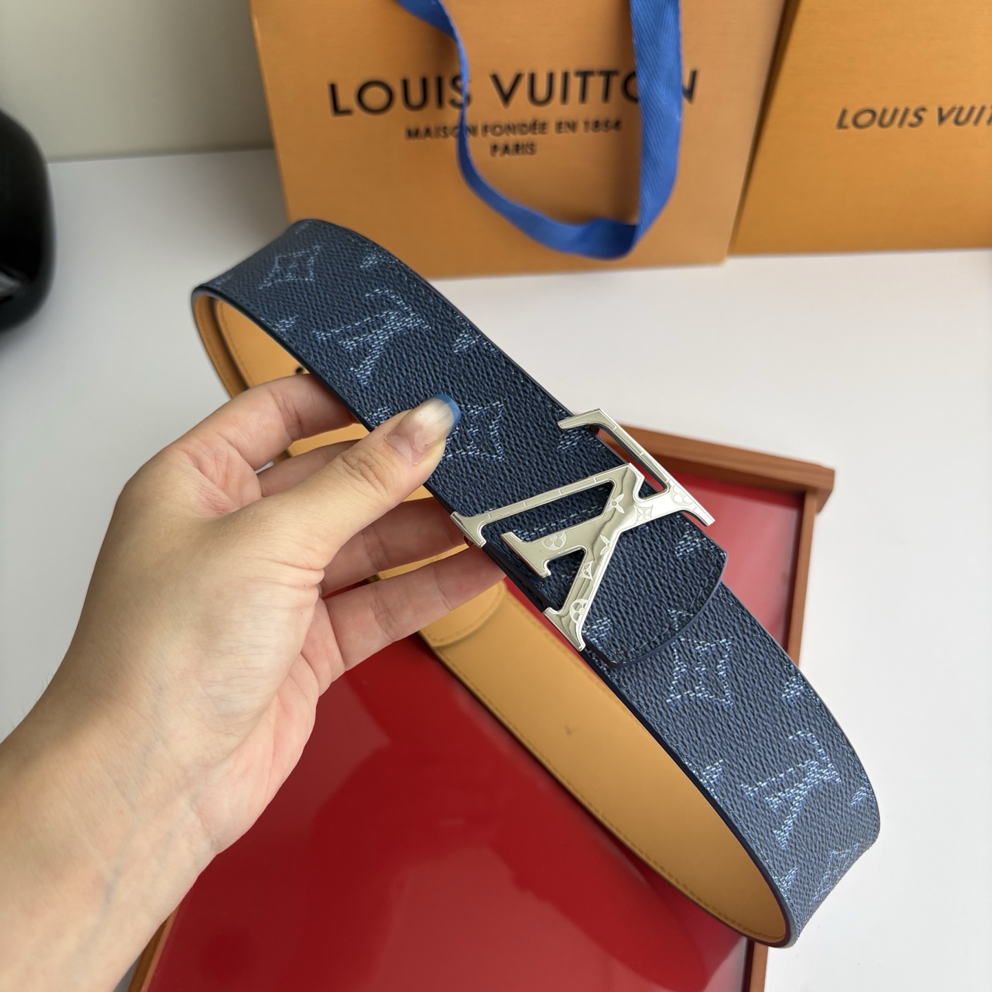 LOUIS VUITTON经典原单品质，一面经典印花一面原版皮底，搭配原单精品挂扣，精工制作，细节看图，实物拍摄，高端奢
