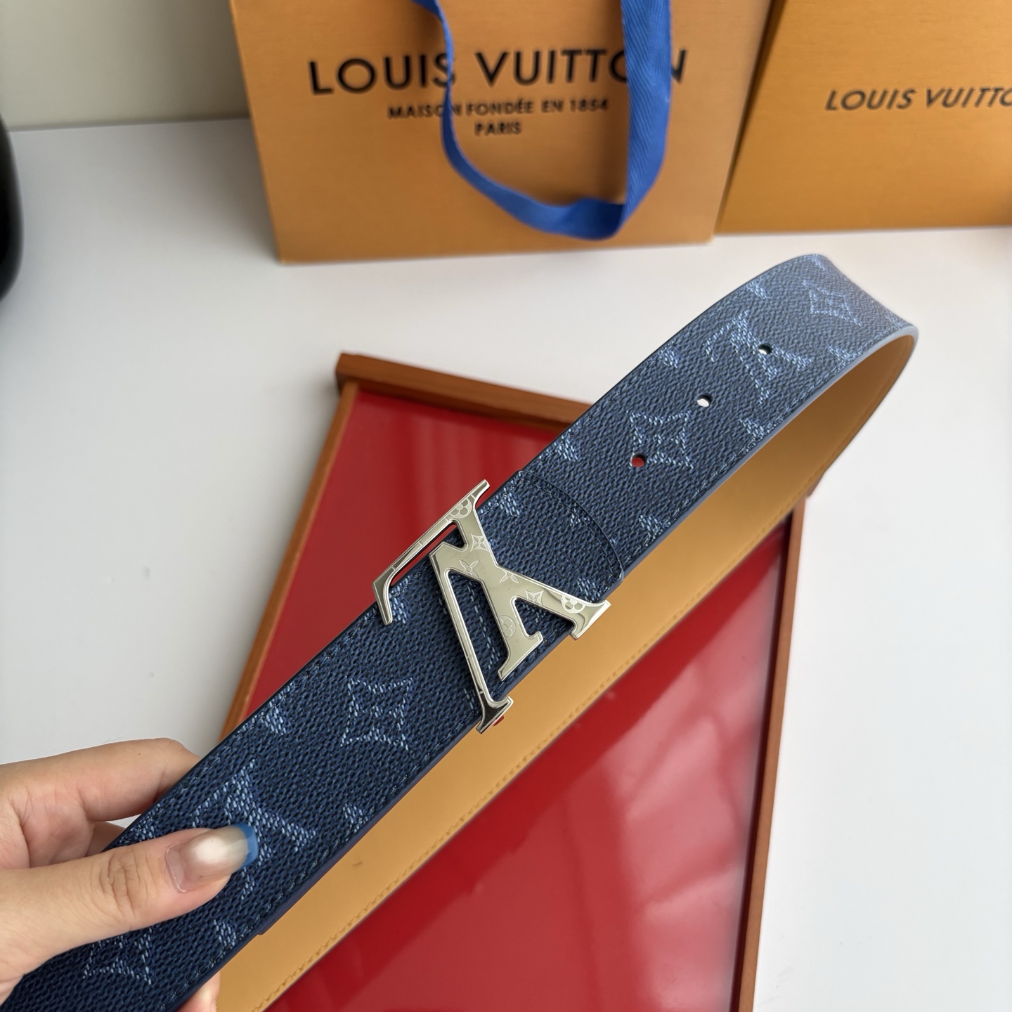 LOUIS VUITTON经典原单品质，一面经典印花一面原版皮底，搭配原单精品挂扣，精工制作，细节看图，实物拍摄，高端奢