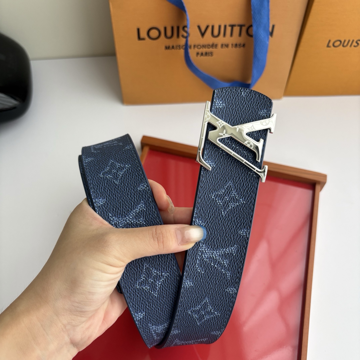 LOUIS VUITTON经典原单品质，一面经典印花一面原版皮底，搭配原单精品挂扣，精工制作，细节看图，实物拍摄，高端奢