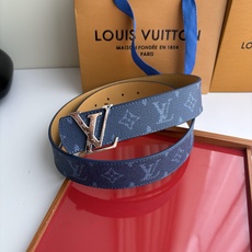 LOUIS VUITTON经典原单品质,一面经典印花一面原版皮底,搭配原单精品挂扣,精工制作,细节看图,实物拍摄,高端奢 LOUIS VUITTON经典原单品质,一面经典印花一面原版皮底,搭配原单精品挂扣,精工制作,细节看图,实物拍摄,高端奢