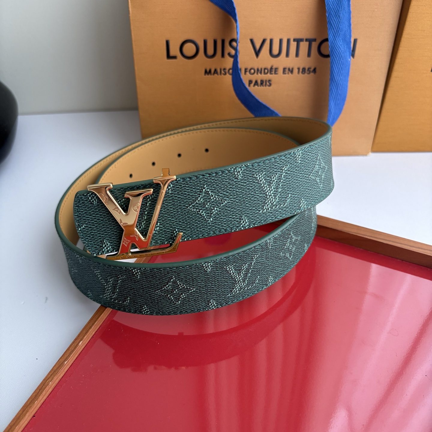 LOUIS VUITTON经典原单品质,一面经典印花一面原版皮底,搭配原单精品挂扣,精工制作,细节看图,实物拍摄,高端奢 LOUIS VUITTON经典原单品质,一面经典印花一面原版皮底,搭配原单精品挂扣,精工制作,细节看图,实物拍摄,高端奢