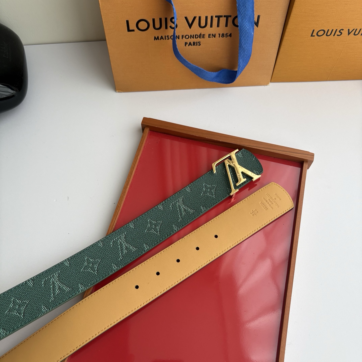 LOUIS VUITTON经典原单品质，一面经典印花一面原版皮底，搭配原单精品挂扣，精工制作，细节看图，实物拍摄，高端奢