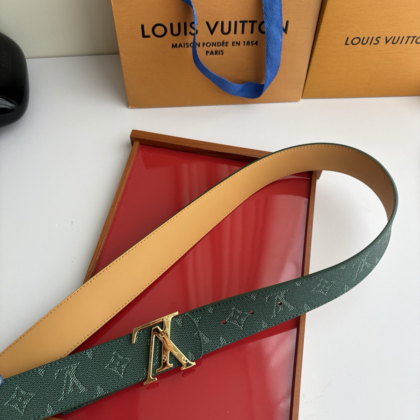 LOUIS VUITTON经典原单品质，一面经典印花一面原版皮底，搭配原单精品挂扣，精工制作，细节看图，实物拍摄，高端奢