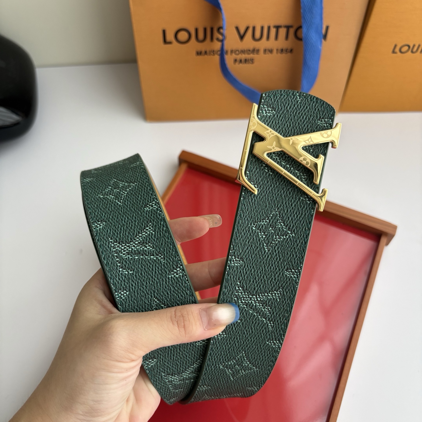 LOUIS VUITTON经典原单品质，一面经典印花一面原版皮底，搭配原单精品挂扣，精工制作，细节看图，实物拍摄，高端奢