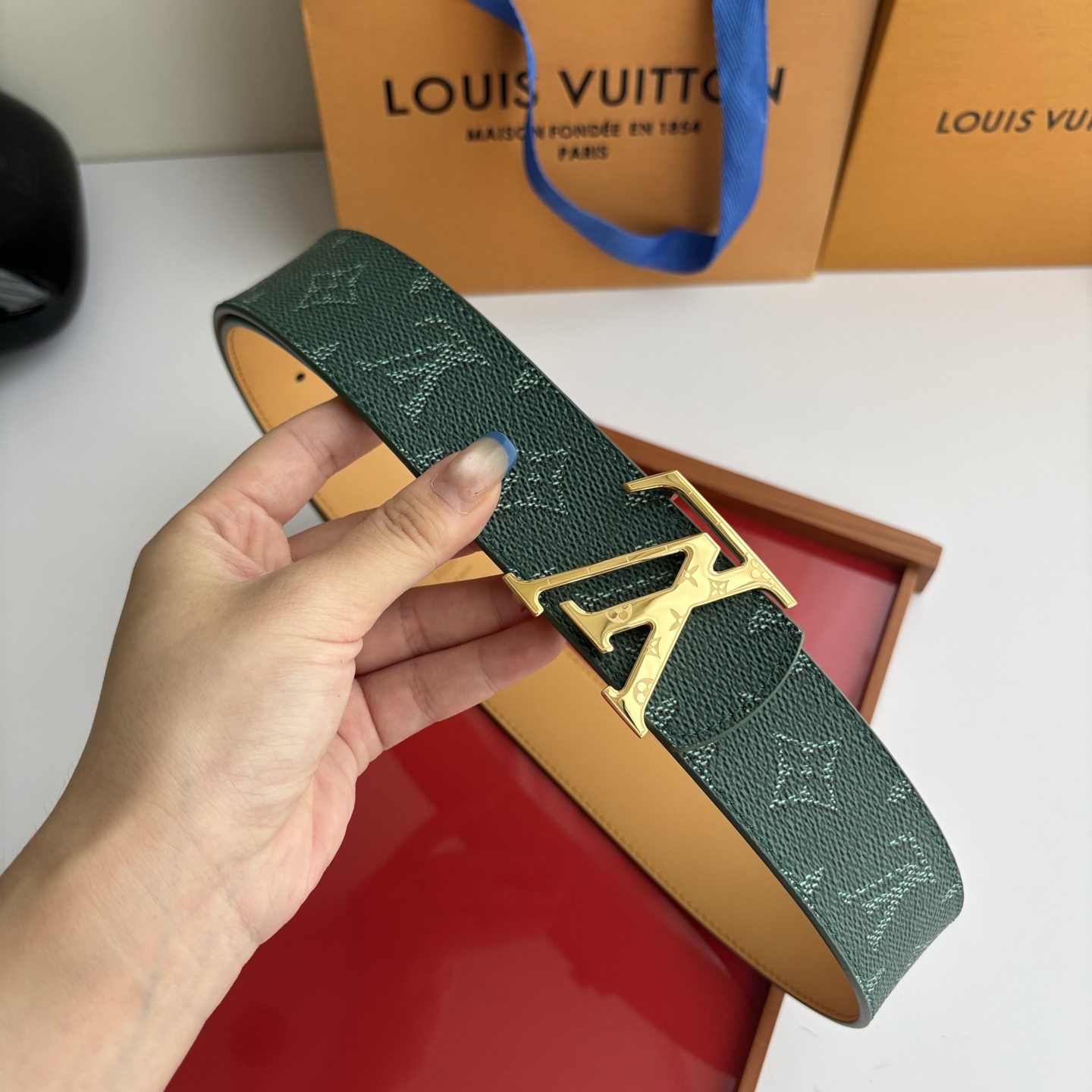 LOUIS VUITTON经典原单品质，一面经典印花一面原版皮底，搭配原单精品挂扣，精工制作，细节看图，实物拍摄，高端奢